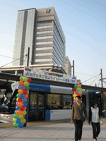 一周年を祝うライトレール富山北駅